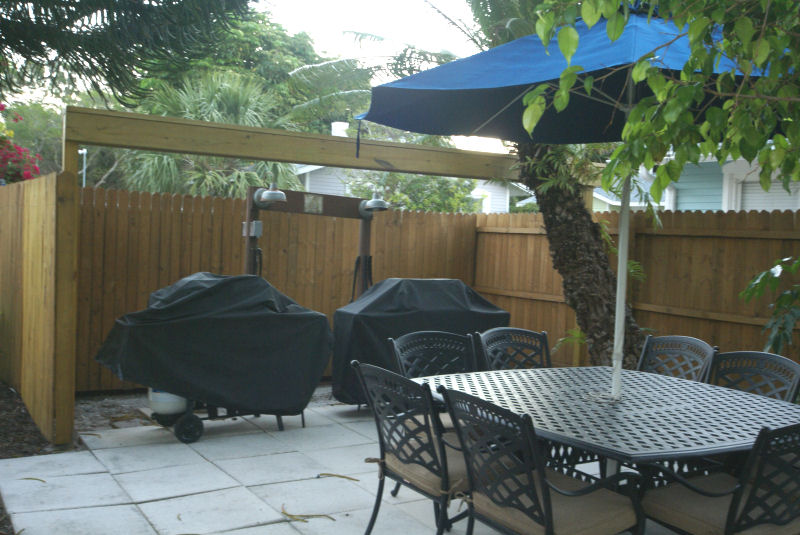 Barbecue area, 2 grills, table for 8, umbrella